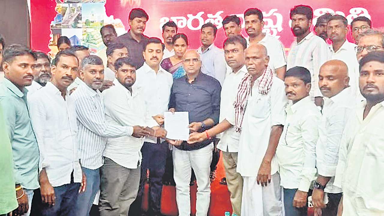3,797 మంది వీఆర్ఏలకు ఉద్యోగాలు కల్పించాలని బీఆర్ఎస్ నేతకు విజ్ఞప్తి
