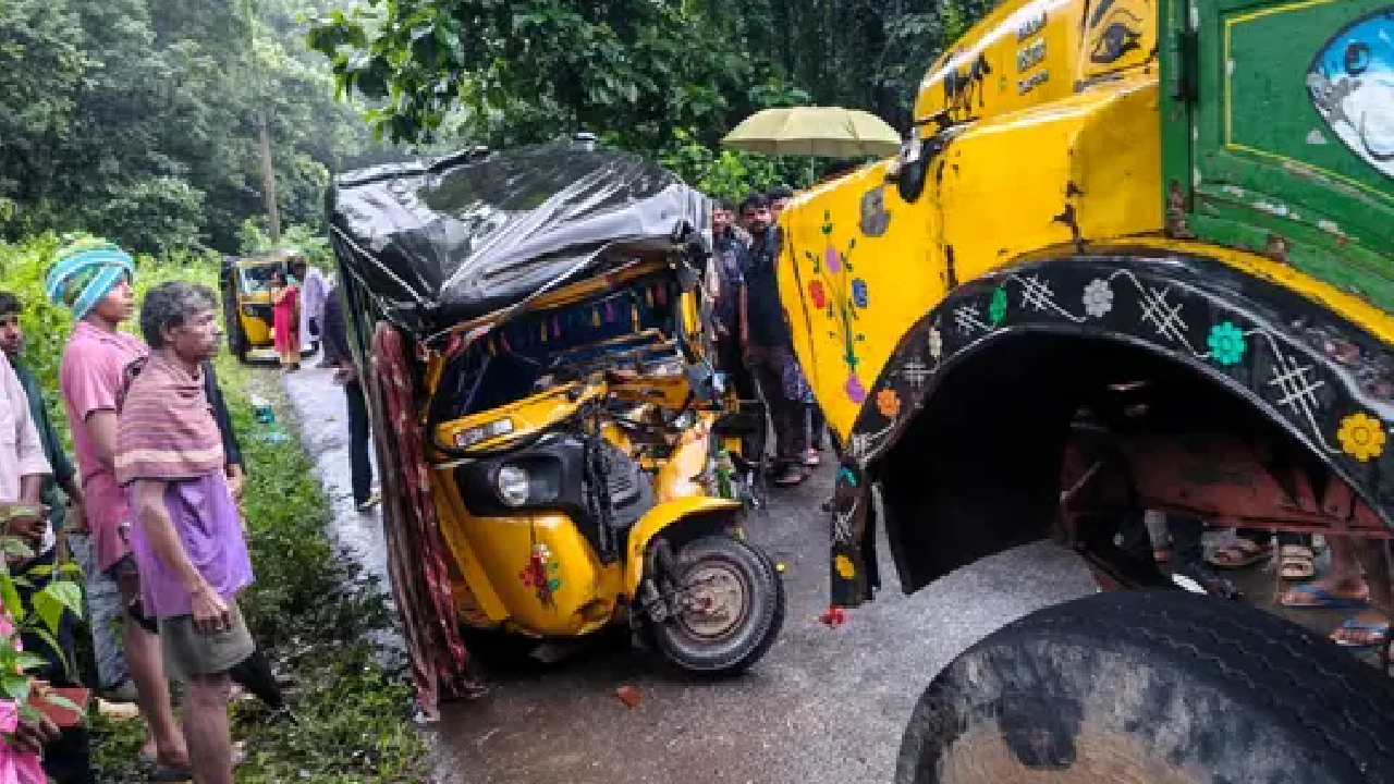 అల్లూరి జిల్లాలో ఆటో-లారీ ఢీ: గిరిజన యువకుడు మృతి, ఎనిమిది మందికి గాయాలు
