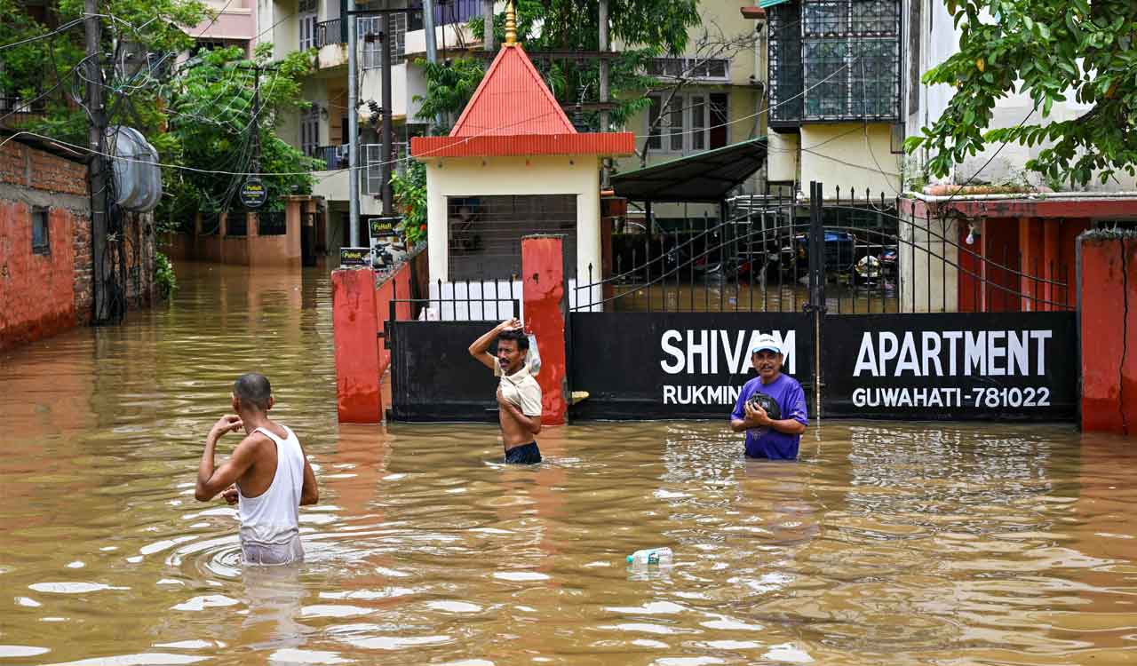 అస్సాంలో వరద బీభత్సం: 11 లక్షల మందిపై ప్రభావం