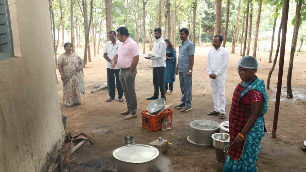 బచ్చన్నపేట పాఠశాలలో కలెక్టర్ ఆకస్మిక తనిఖీ, వంట విధానంపై ఆగ్రహం
