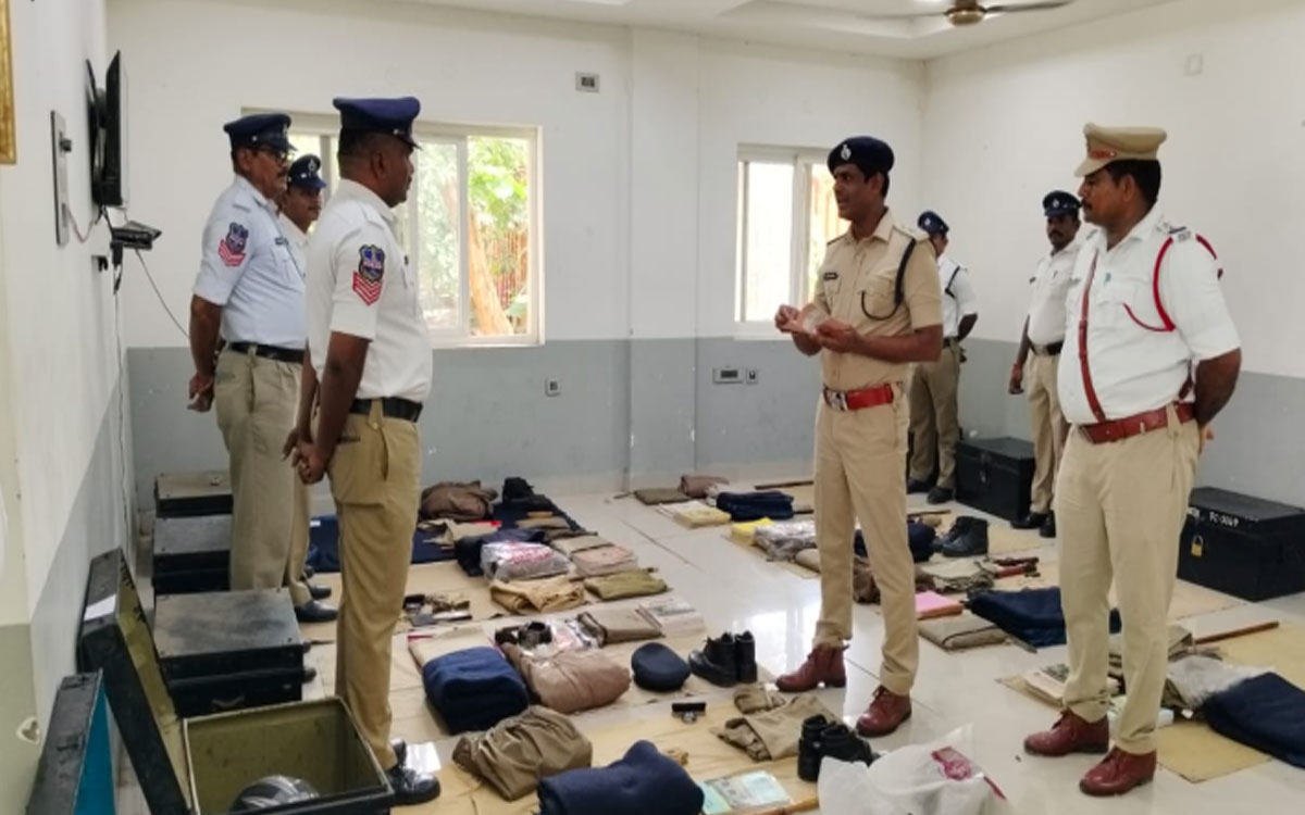 భద్రాచలం ట్రాఫిక్ పోలీస్ స్టేషన్‌లో డీఎస్పీ అరుణ్ కుమార్ వార్షిక తనిఖీ