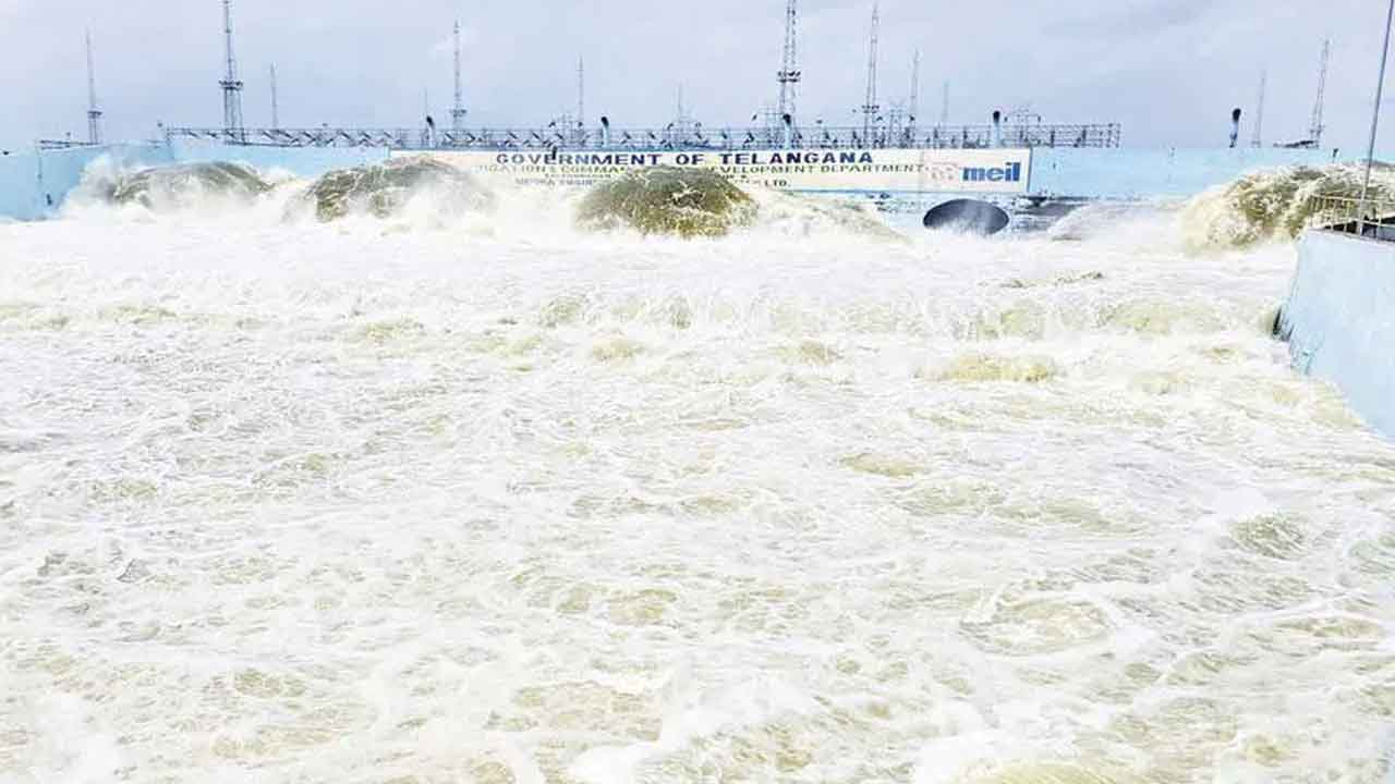 బీఆర్ఎస్ ఒత్తిడి: కాళేశ్వరం ఎత్తిపోతలు ప్రారంభించిన కాంగ్రెస్ ప్రభుత్వం
