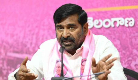 బీఆర్ఎస్ నేతల భూములపై ఆరోపణలు: రేవంత్ రెడ్డికి నేతల సవాల్