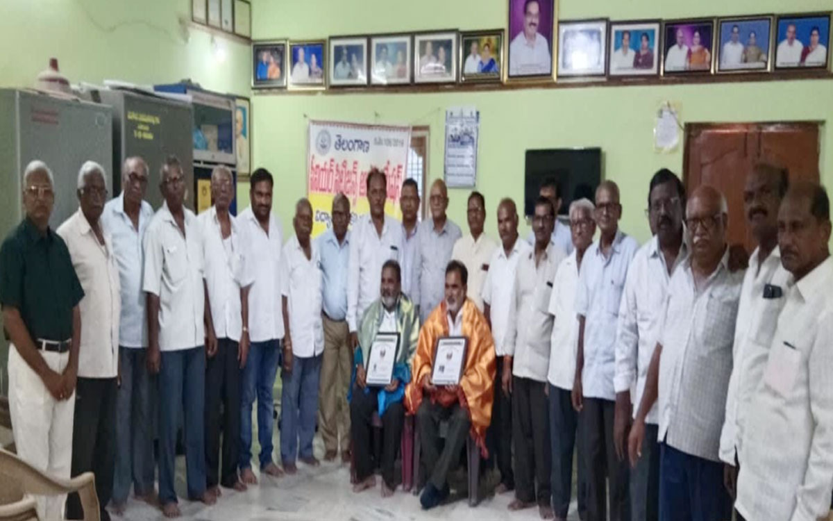 చుంచుపల్లిలో విశ్రాంత ఉపాధ్యాయులను సన్మానించిన సీనియర్ సిటిజన్స్ అసోసియేషన్