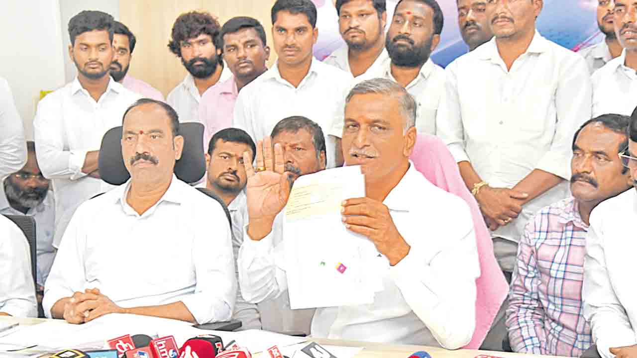 దళితుల భూమి ఆరోపణలపై సీఎం రేవంత్కు హరీశ్రావు సవాల్