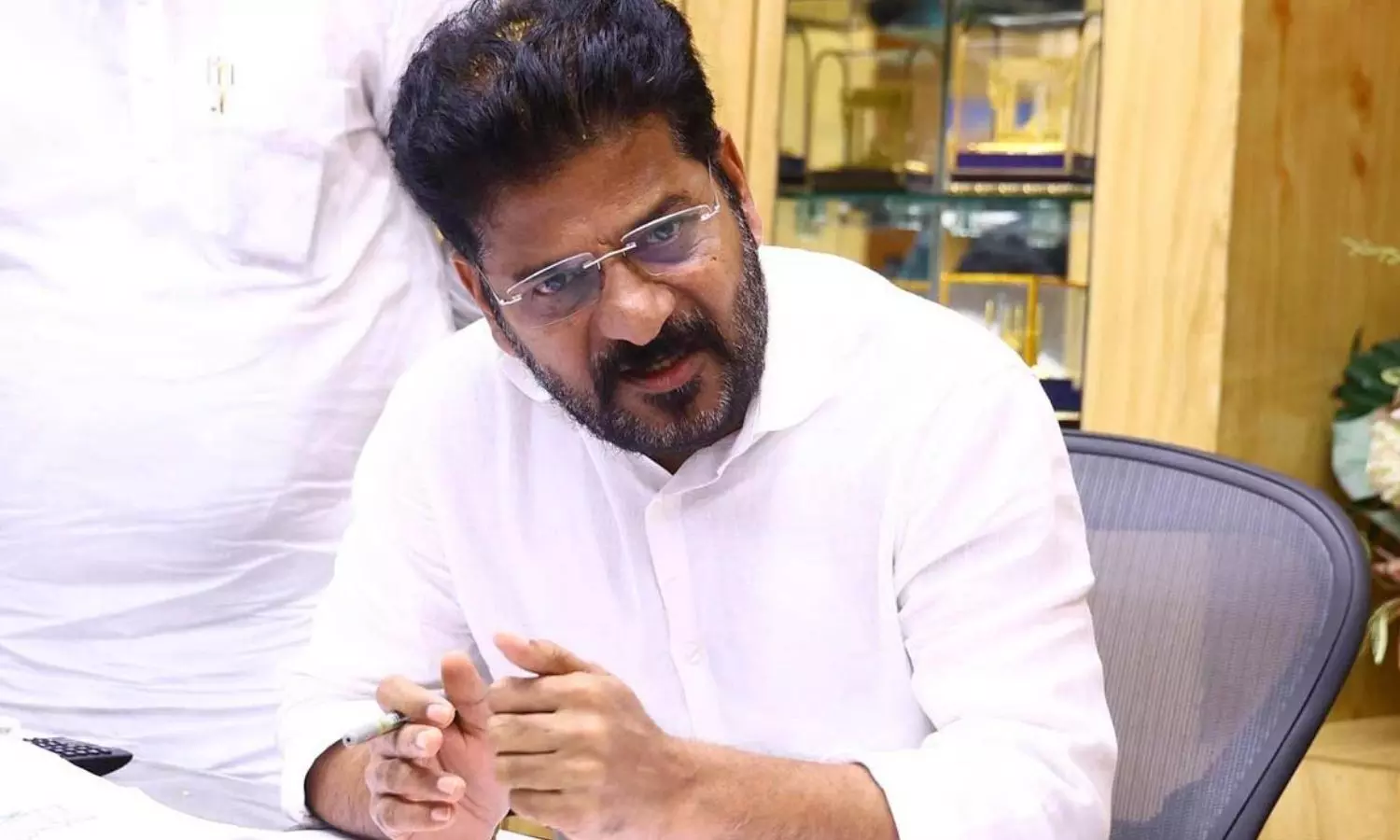 ఢిల్లీకి సీఎం రేవంత్ రెడ్డి: కేంద్ర మంత్రులు, ఏఐసీసీ నేతలతో భేటీ