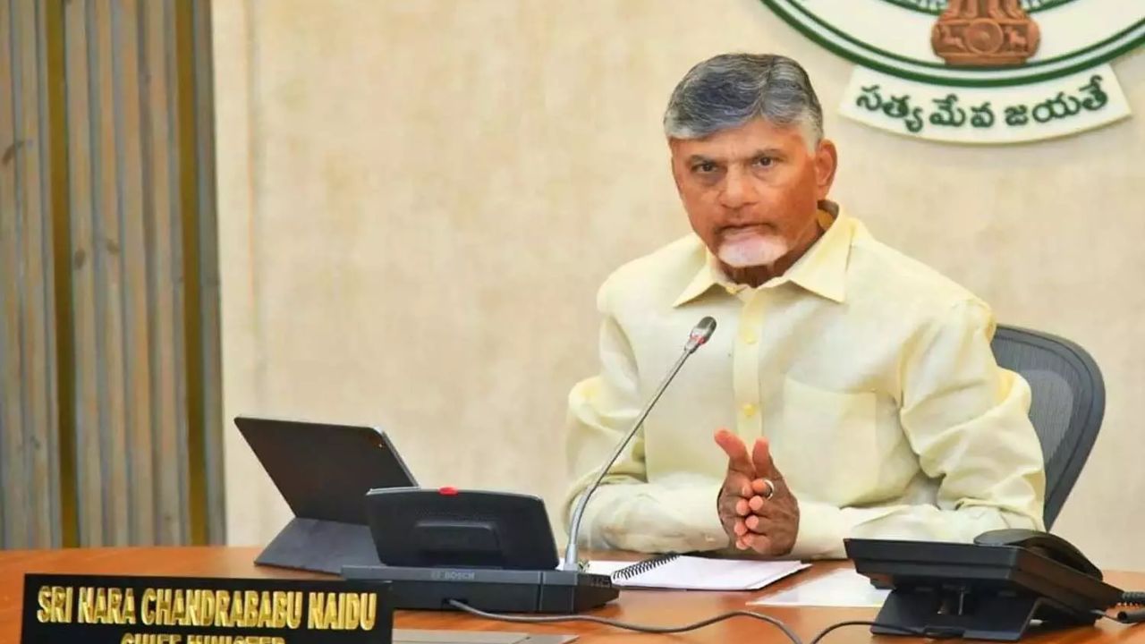 ఏపీ పోలీసులకు చంద్రబాబు దిశానిర్దేశం: నేర నియంత్రణలో టెక్నాలజీ కీలకం