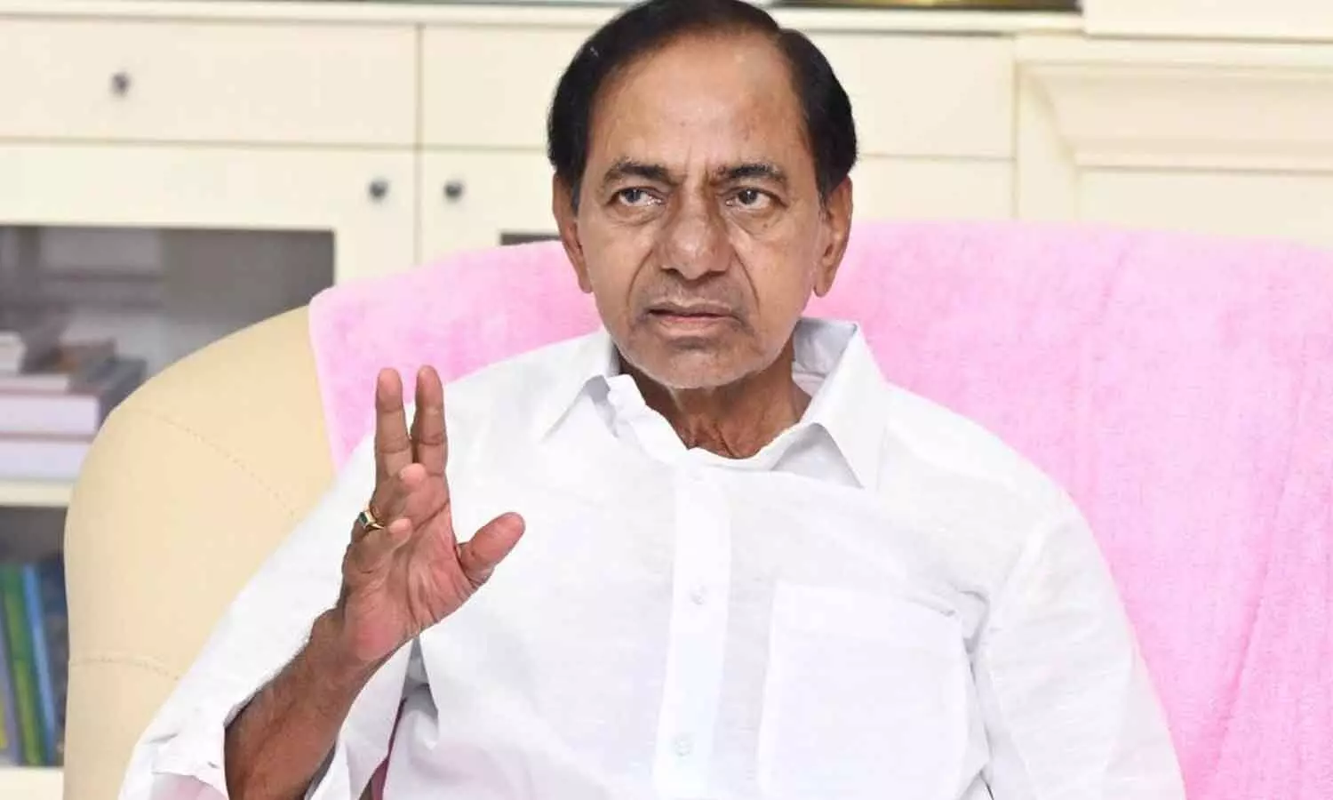 ఎర్రవెల్లిలో భూముల సర్వే: కేసీఆర్ ఫామ్ హౌస్ సమీప రైతులపై నోటీసులు