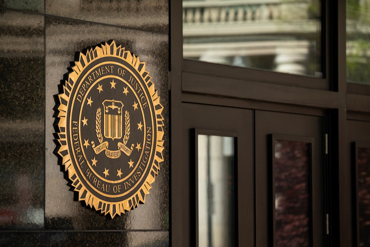 FBI ఏజెంట్లు, దరఖాస్తుదారుల వ్యక్తిగత డేటాను దొంగిలించిన హ్యాకర్లు