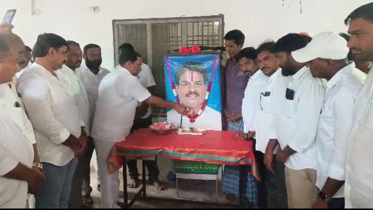 Financial Aid | బీఆర్ఎస్ నాయకుడి కుటుంబానికి ఆర్థిక సహాయం అందించిన మాజీ మంత్రి కొప్పుల ఈశ్వర్
