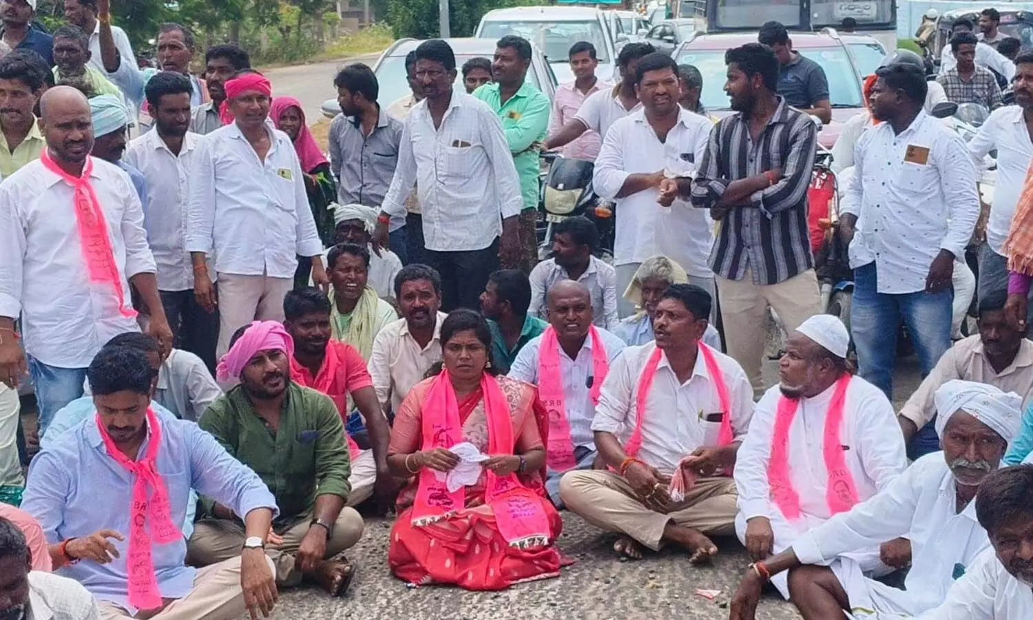 గద్వాల: సాగునీటి కోసం బీజేపీ, బీఆర్ఎస్ నేతల రోడ్డుపై నిరసన
