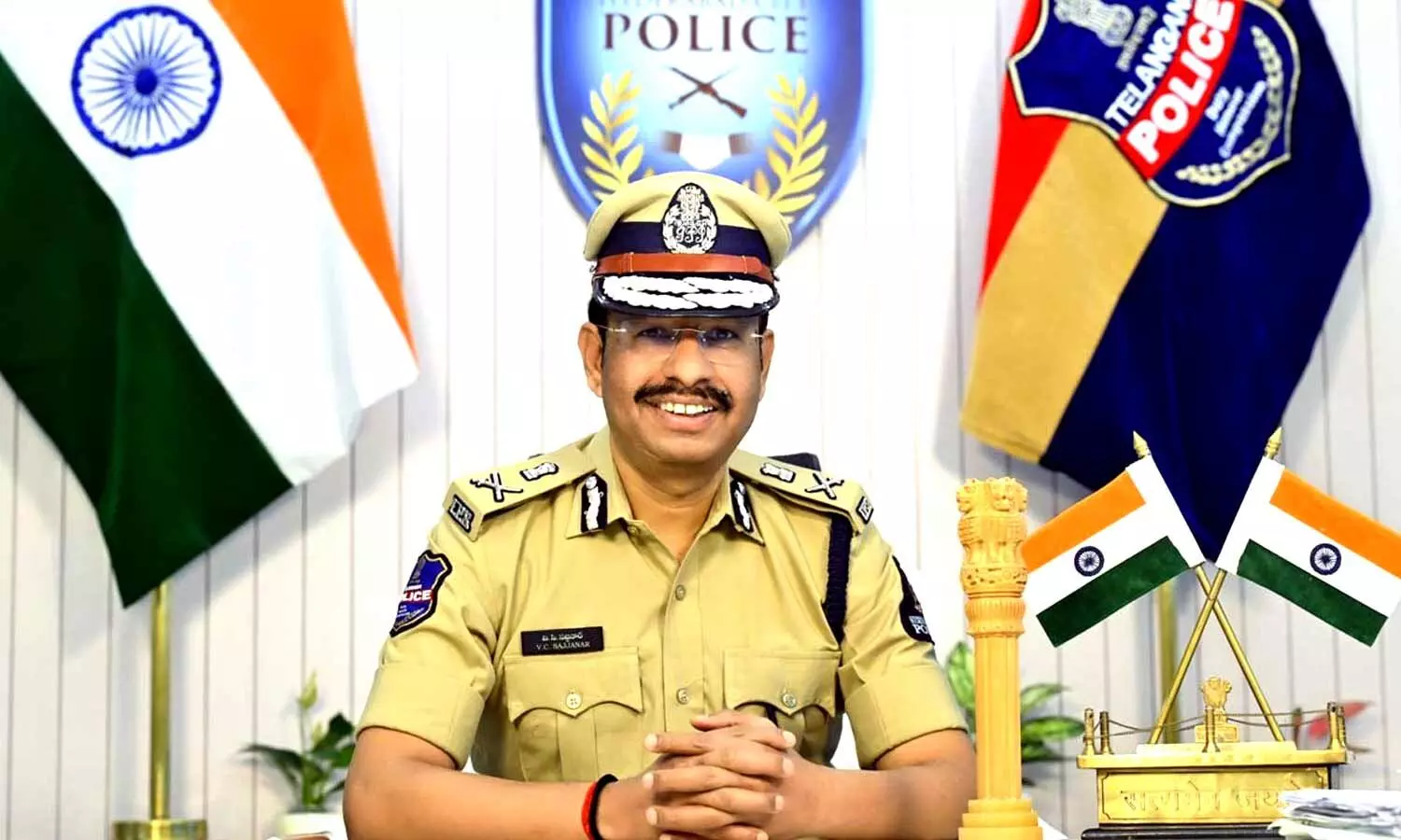 హైదరాబాద్లో ఇందిరమ్మ ఇళ్ల పేరుతో సైబర్ మోసాలు: సీపీ హెచ్చరిక