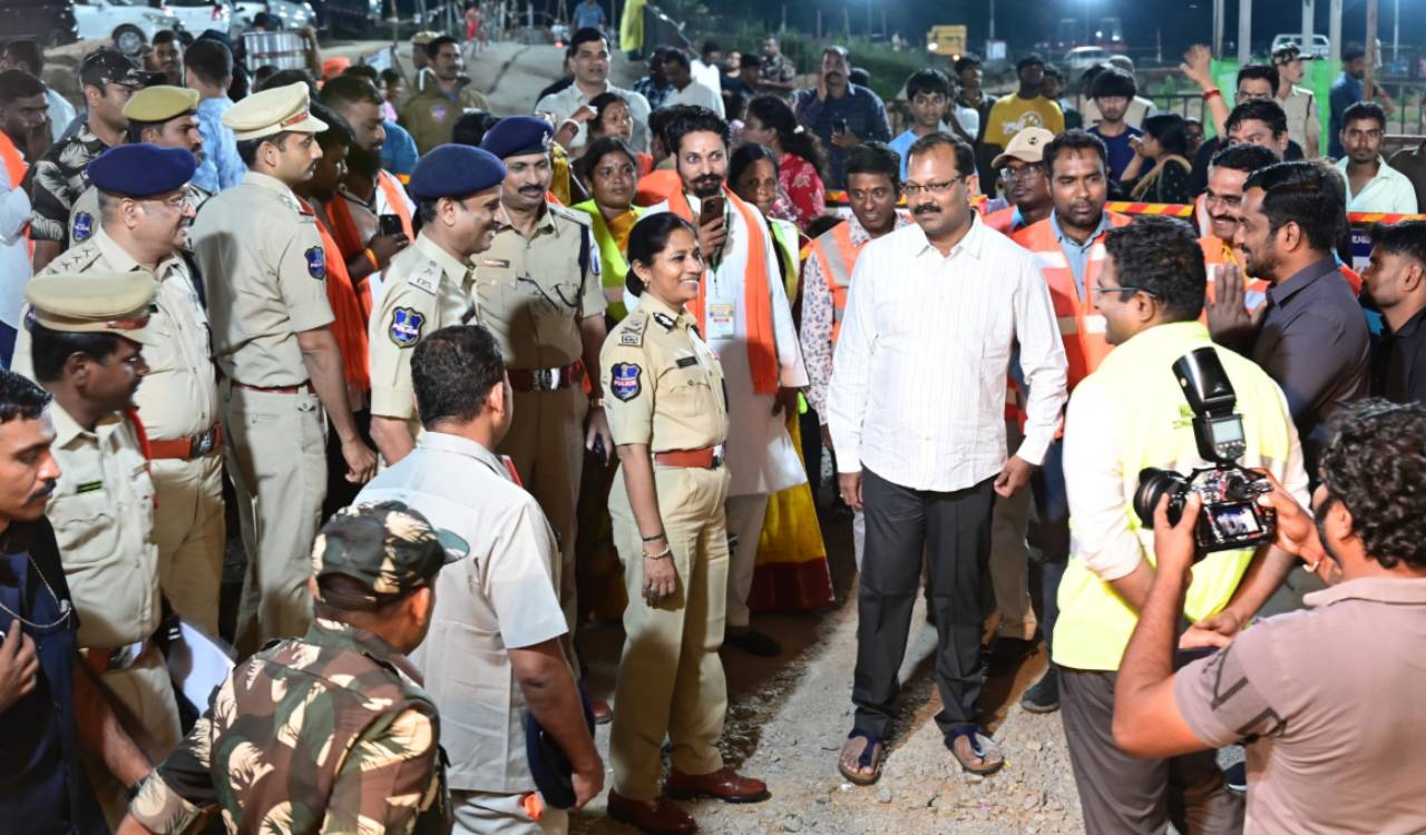 హైదరాబాద్లో కొనసాగుతున్న గణేష్ నిమజ్జనం: 39 కేంద్రాల్లో ఏర్పాట్లు