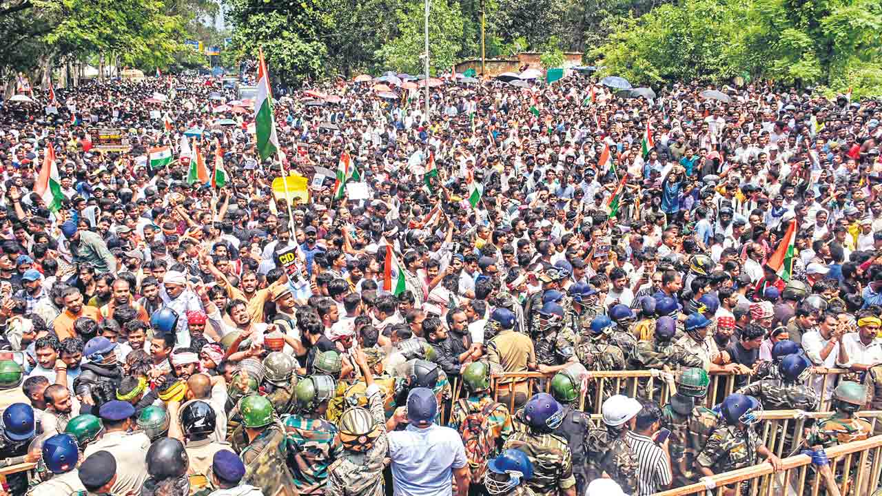 జార్ఖండ్ అసెంబ్లీ వద్ద ఉద్రిక్తత: విద్యార్థులపై పోలీసుల లాఠీచార్జ్