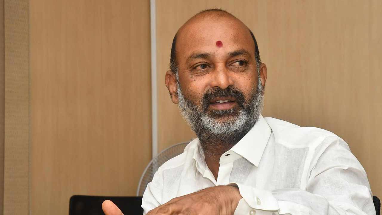 జెన్-జీ యువతకు మంత్రి పదవులు ఇవ్వండి: రేవంత్ రెడ్డికి బండి సంజయ్ సవాల్