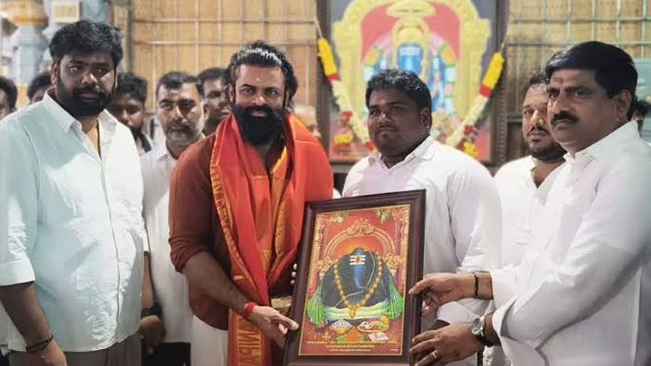 కాణిపాకం ఆలయ గెస్ట్హౌస్లో సాయి దుర్గా తేజ్ కేక్ కటింగ్