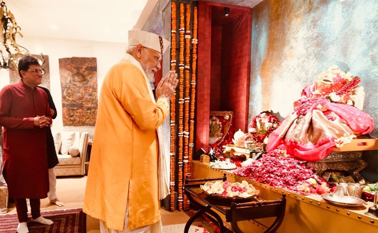 కేంద్ర మంత్రి పీయూష్ గోయల్ నివాసంలో ప్రధాని మోదీ పూజలు