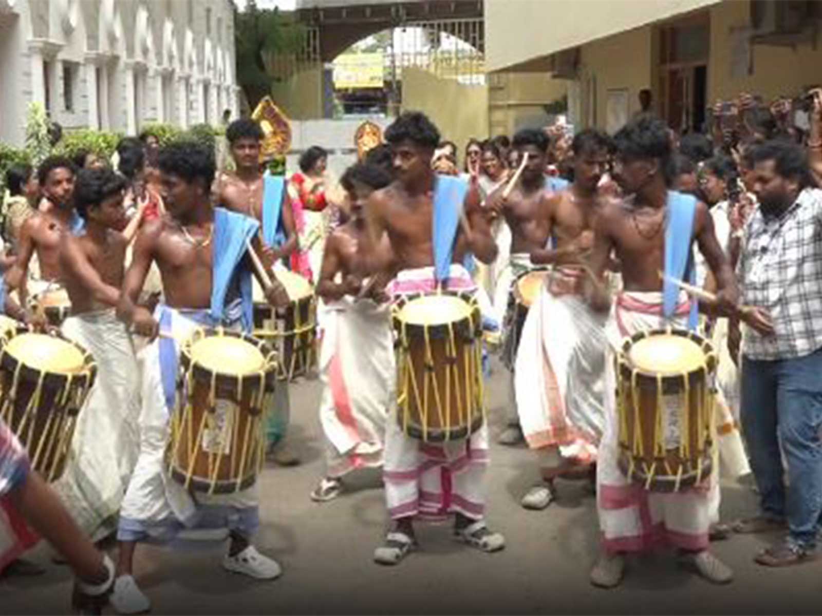 కేరళలో ఘనంగా ఓనం వేడుకలు, కళాశాలల్లో విద్యార్థుల సాంస్కృతిక కార్యక్రమాలు