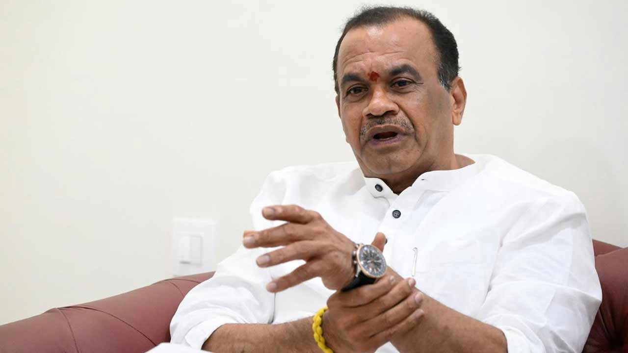 కేటీఆర్ నోరు అదుపులో పెట్టుకోవాలి: మంత్రి కోమటిరెడ్డి హెచ్చరిక