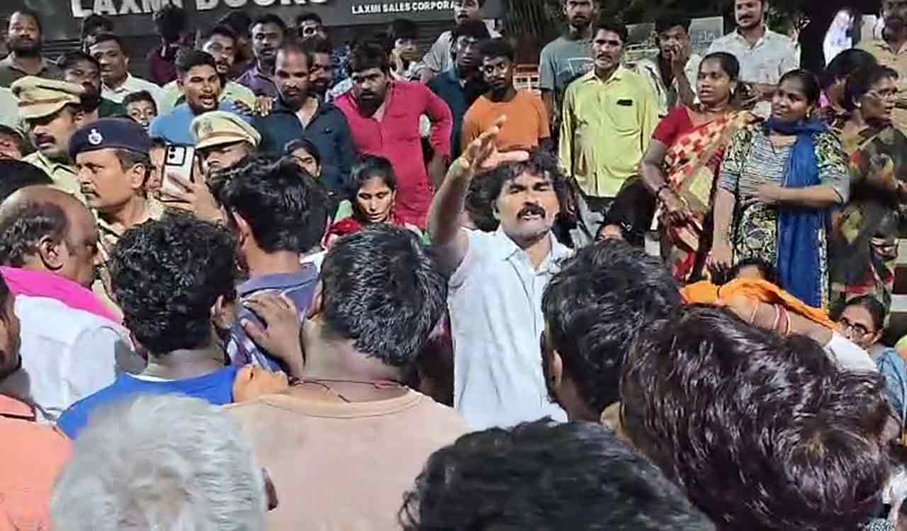 ఖమ్మం శ్రీనివాస్ నగర్లో రోడ్డు విస్తరణపై నిరసన, ఉద్రిక్తత