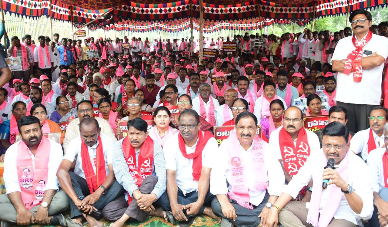 ఖమ్మంలో ఇందిరమ్మ ఇళ్ల ఎంపికపై బీఆర్ఎస్, వామపక్షాల ధర్నా