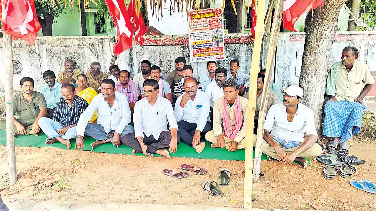 ఖమ్మంలో పంచాయతీ కార్మికుల నిరసన, రూ.26 వేల వేతనం కోసం డిమాండ్