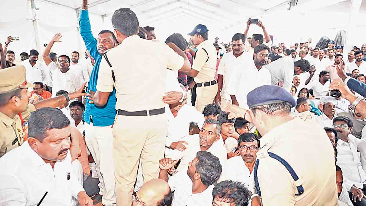 కొమురవెల్లి రైల్వే స్టేషన్ ప్రారంభోత్సవంలో గందరగోళం