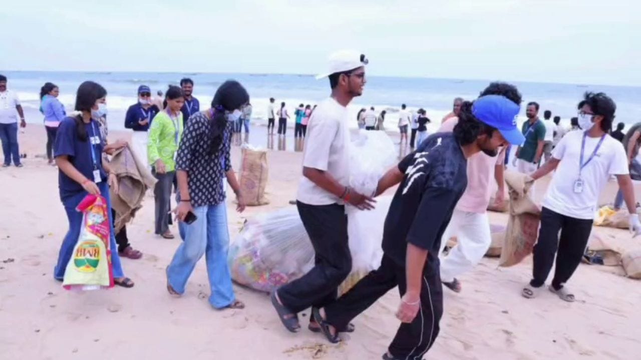 కొత్తపట్నం బీచ్లో 140 మంది HCL ఉద్యోగుల స్వచ్ఛత కార్యక్రమం