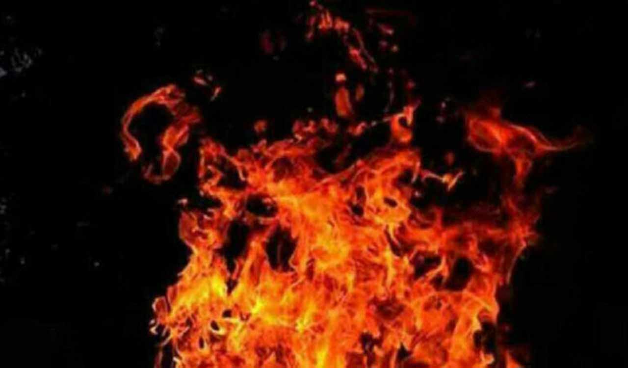 కూకట్ పల్లిలో అగ్నిప్రమాదం: గుడిసెలు, కట్టెల దుకాణం దగ్ధం, ఇద్దరికి గాయాలు