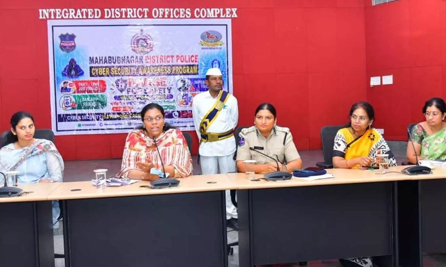 మహబూబ్ నగర్: సైబర్ నేరాలపై ప్రజలకు జిల్లా కలెక్టర్ హెచ్చరిక
