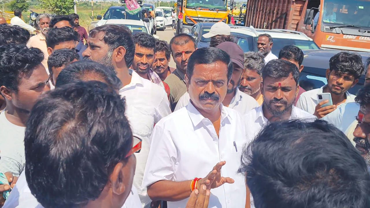 మక్తల్ జాతీయ రహదారిపై రైతుల ధర్నా, నిలిచిన వాహనాలు