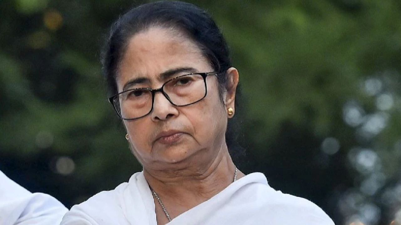 మమతా బెనర్జీపై కోల్కతా పోలీసుల కేసు నమోదు