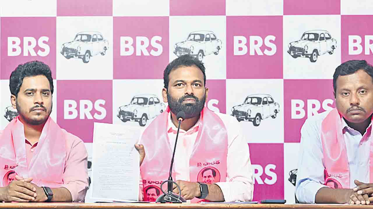 మంత్రి సీతక్క, ఆమె కుమారుడిపై సతీశ్రెడ్డి ఆరోపణలు