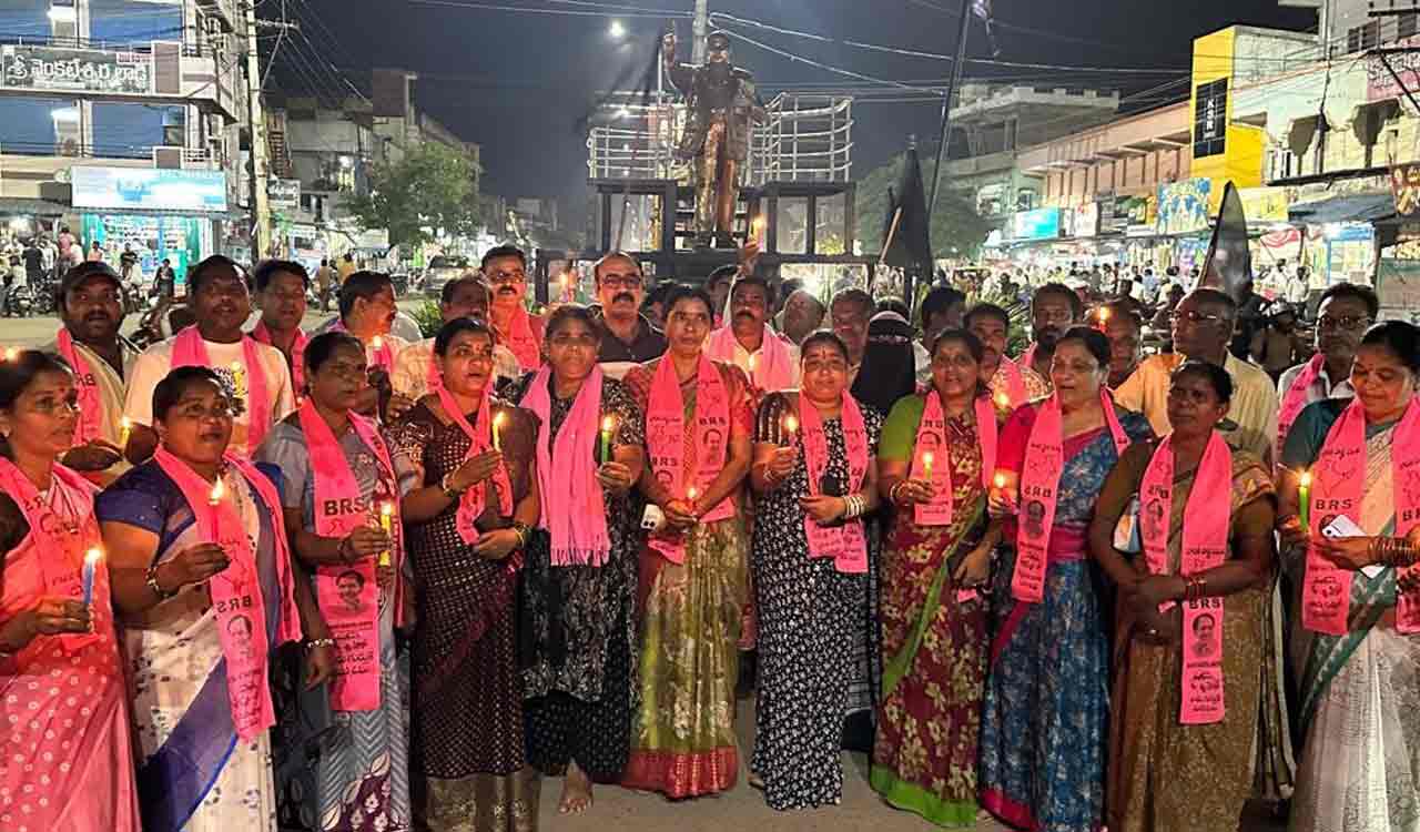 మణుగూరులో బీఆర్ఎస్ కార్యకర్తల కొవ్వొత్తుల ప్రదర్శన: ఎమ్మెల్యే శంకర్ అరెస్టుకు డిమాండ్