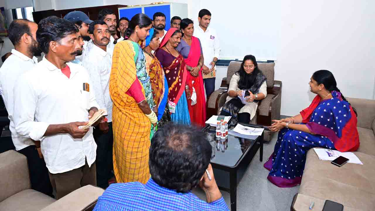మెదక్ జిల్లా గన్యా తండా భూముల పట్టాల కోసం కలెక్టర్‌కు వినతి