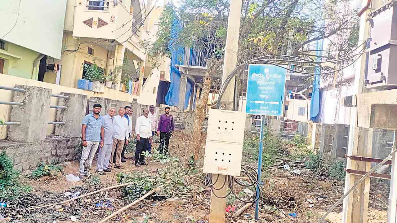 మేడ్చల్: పార్కు స్థలం కబ్జాపై హైడ్రా అధికారుల నిర్లక్ష్యం