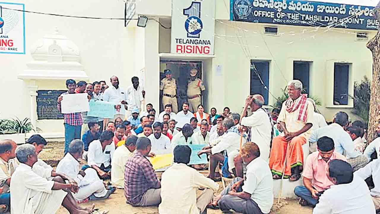 మొండిగౌరెల్లి గ్రామంలో భూసేకరణ తప్పులపై రైతుల నిరసన
