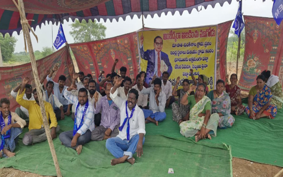 నాంపల్లి సుంకిశాల గ్రామంలో ఇండ్ల స్థలాల కబ్జాపై గ్రామస్తుల నిరసన