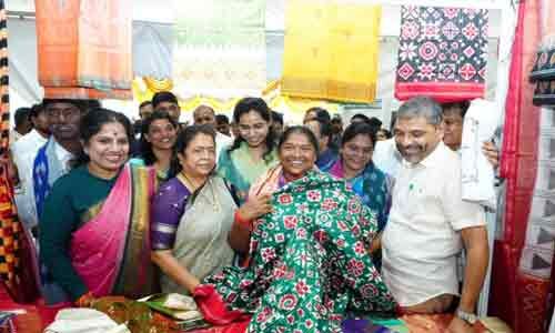 నేతన్నలే నాగరికతకు పునాది: మంత్రి సీతక్క