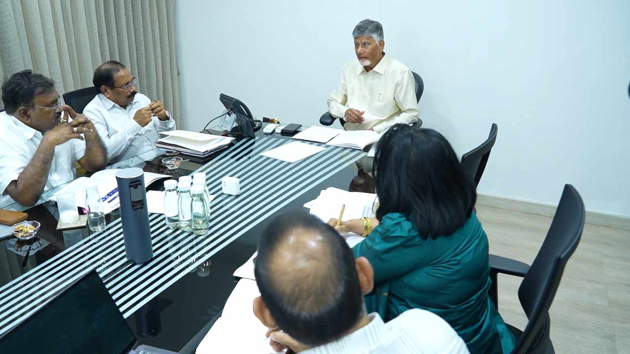 నియోజకవర్గాల వారీగా విజన్ ప్లాన్లు: అధికారులకు సీఎం చంద్రబాబు ఆదేశం