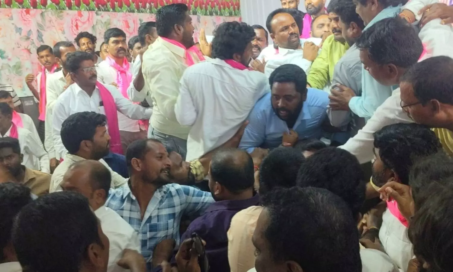 పెద్దపల్లి బీఆర్ఎస్ బీసీ సమావేశంలో వర్గపోరు, కుర్చీల విసురు