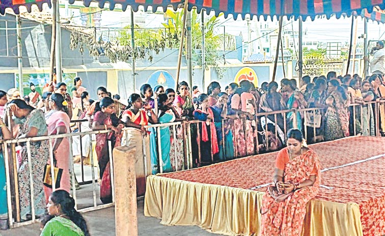 పిఠాపురంలో మహిళలపై పోలీసుల దౌర్జన్యం, వ్రత టోకెన్ల కోసం క్యూలో ఉద్రిక్తత