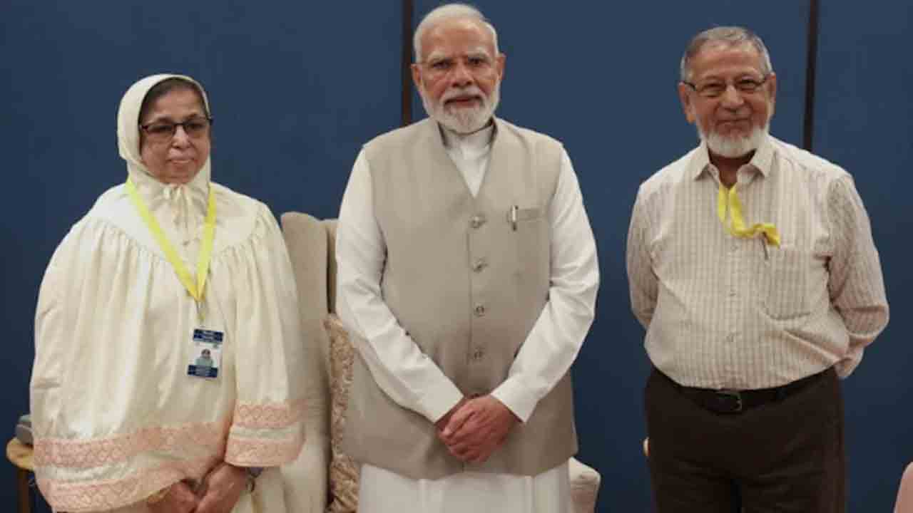 ప్రధాని మోదీని కలిసిన మాజీ క్లాస్మేట్: భూ వివాదంపై సీబీఐ విచారణకు విన్నపం
