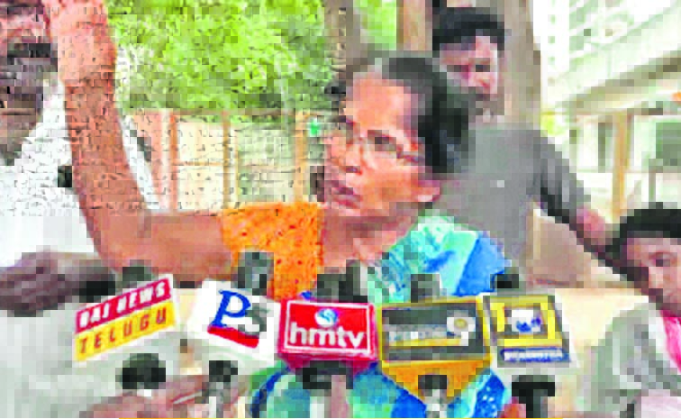 ప్రకాశం జిల్లాలో లాకప్ డెత్ ఆరోపణ: పొలాల్లో దివ్యతేజ మృతదేహం