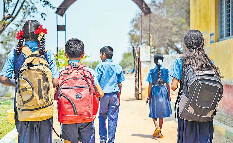 ప్రత్యేక పాఠశాలల వల్ల విద్యార్థుల్లో పెరుగుతున్న వర్గ విభజన