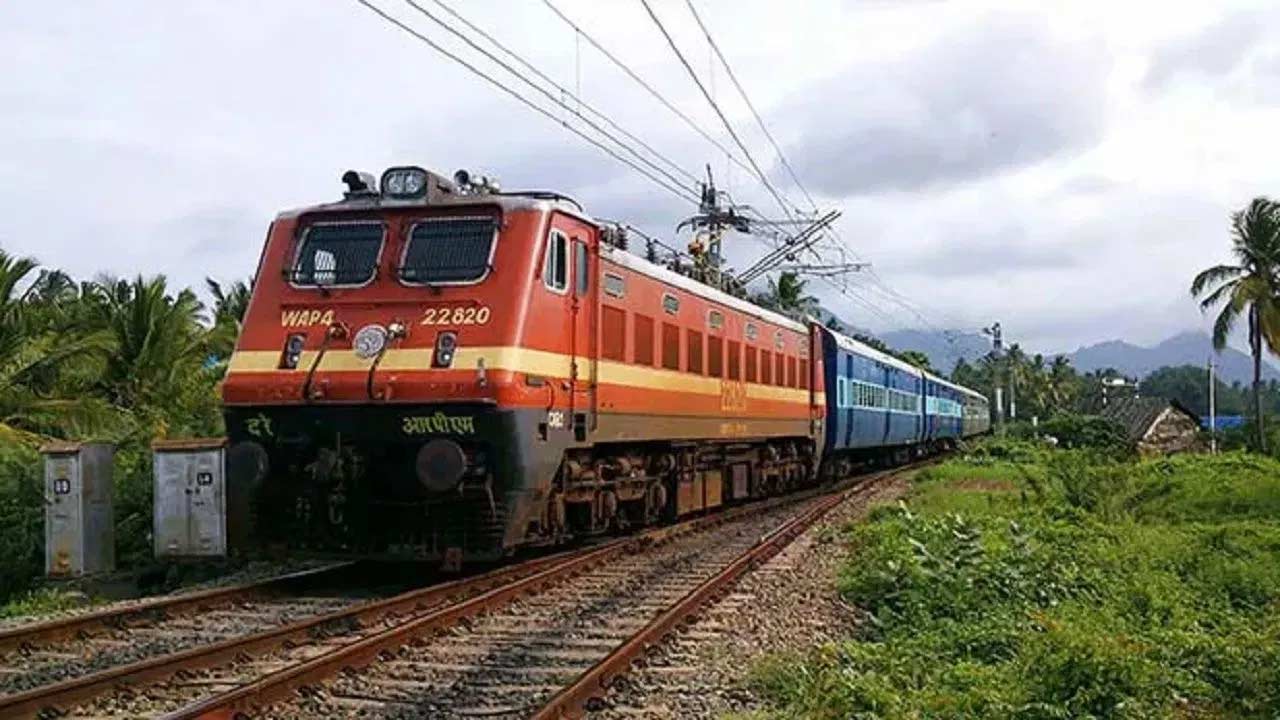 రైలులో మద్యం తీసుకెళ్తున్నారా? రూ.10,000 జరిమానా, జైలు శిక్ష తప్పదు