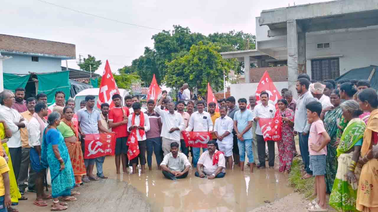 రామన్నపేట రోడ్డుపై గుంతల్లో కూర్చొని సర్పంచుల నిరసన