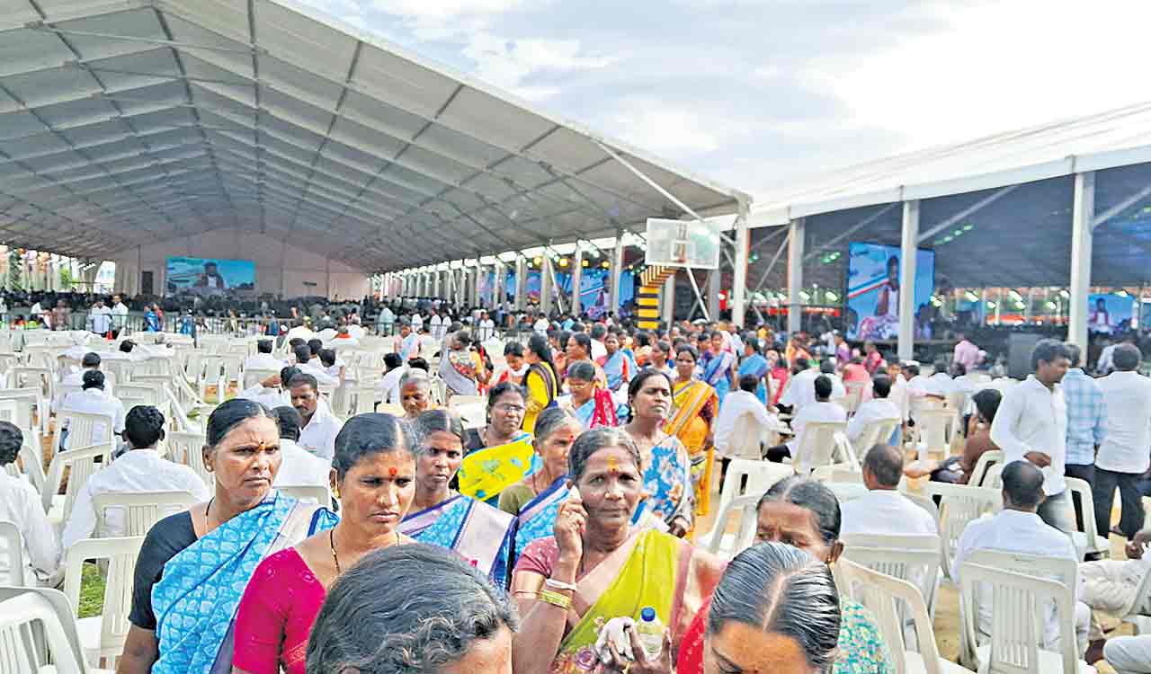 సంగారెడ్డిలో మహిళలను అడ్డుకున్న పోలీసులు, రేవంత్ రెడ్డి వ్యాఖ్యలు