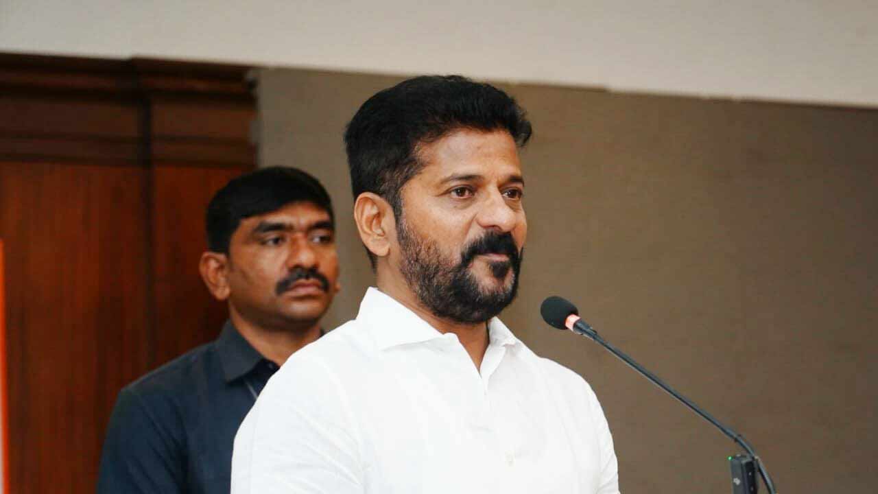 సంఘ్ పరివార్, గాంధీ పరివార్ మధ్యే దేశంలో పోరు: సీఎం రేవంత్