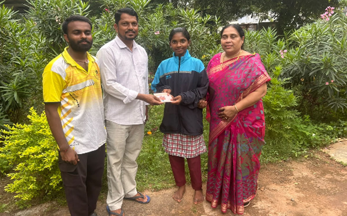 సాఫ్ట్బాల్ క్రీడాకారిణి వర్షితకు రూ.10,500 ఆర్థిక సాయం